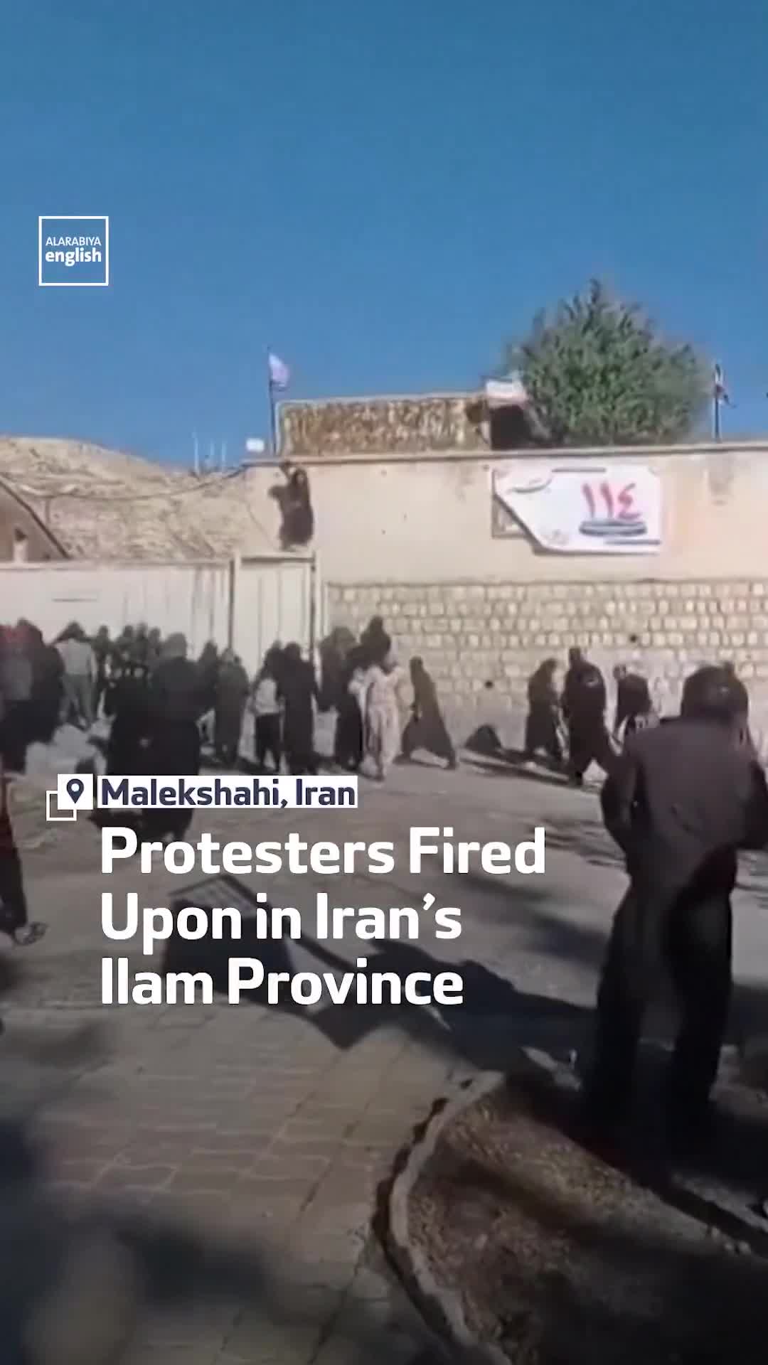 קטעי וידאו נראים מפגינים מותקפים במאלקשאהי, עיר במחוז אילם במערב איראן.