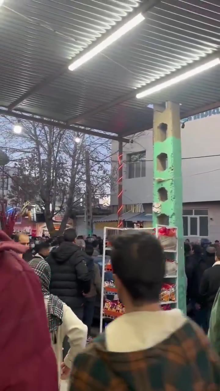 Sonqor (Kermanshah province), western Iran:Anti-regime protests continue late into the night. The presence of the regime's repressive security forces has not deterred the people in making their voices heard