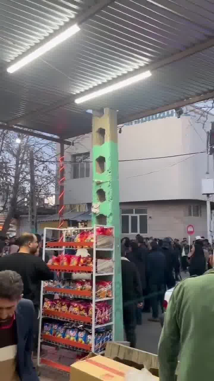 Sonqor (Kermanshah province), western Iran:Anti-regime protests continue late into the night. The presence of the regime's repressive security forces has not deterred the people in making their voices heard