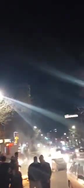 מפגינים חוסמים הלילה כביש באילאם, מחוז אילם.