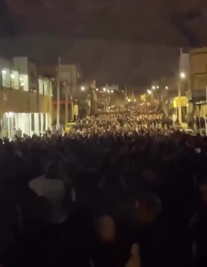 עבדנן, מערב איראן: צילומים של חגיגות לאחר שאנשים השתלטו על העיר מידי כוחות הביטחון של המשטר