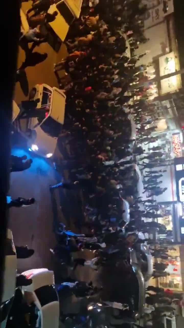 משהד, צפון מזרח איראן: ההפגנה הלילית במשהד ממשיכה לגדול. מפגינים קוראים האיראנים ימותו אבל לא יקבלו השפלה.