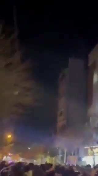 סבזוואר, צפון מזרח איראן. קהל גדול התאסף מדי לילה להפגנות נגד המשטר. אל מול כוחות הביטחון של המשטר הם קראו אל תפחדו, כולנו יחד.