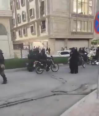 İran'ın güneyindeki Ahvaz şehrine bağlı Bandar Abbas'ta büyük protestolar düzenleniyor.
