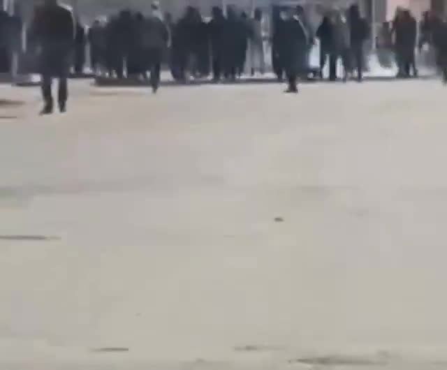İran'ın batısındaki Lordegan: Protestocular, rejimin güvenlik güçlerine karşı cesurca direndi ve onları geri çekilmeye zorladı. Güvenlik güçlerinin protestoculara ateş açtığı ve gerçek mermi kullandığı bildiriliyor. Birkaç protestocu ağır yaralandı.