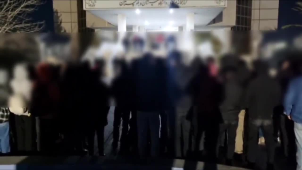 İran'ın güneydoğusundaki Zahedan: Sistan ve Beluçistan Üniversitesi öğrencileri, rejim karşıtı sloganlar atarak her gece protesto gösterisi düzenledi: Öğrenciler ölecek ama aşağılanmayı kabul etmeyecek, Ne suyumuz ne de ekmeğimiz var, yüksek fiyatlar umurumuzda değil