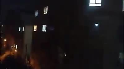 İran'ın batısındaki Malekşahr: Malekşahr halkı, rejim karşıtı sloganlar atarak gece boyunca sokaklara döküldü: Diktatöre kahrolsun. Hamaney'e kahrolsun.