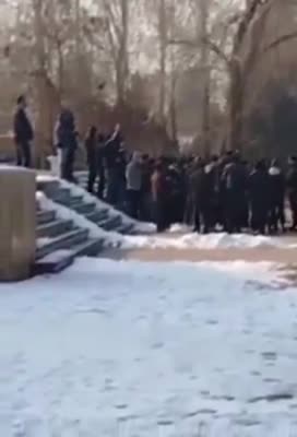 İran'ın kuzeybatısındaki Urmia şehri: Urmia Üniversitesi öğrencileri rejim karşıtı protesto gösterileri düzenleyerek, Öğrenciler ölecek ama aşağılanmayı kabul etmeyecek sloganları attılar.
