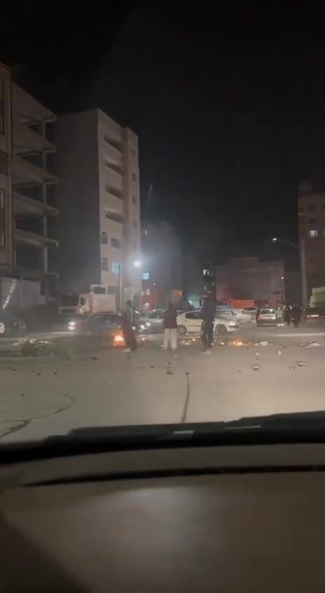 İran'ın batısındaki İlam kenti: Vatandaşlar gece protesto gösterileri için yeniden sokaklara dökülerek Kahrolsun Hamenei. sloganları attılar.