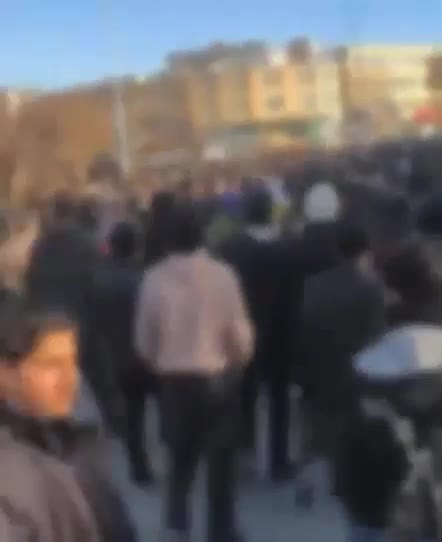 İran'ın batısındaki Hamedan: Grevlerin ardından insanlar sokaklara dökülerek rejim karşıtı protesto gösterileri düzenledi.