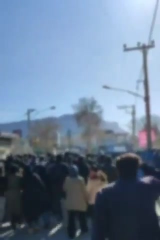 Groups of demonstrators in Isfahan are mobilizing for large-scale protests around 8 p.m. local time, following a public call by opposition leader Reza Pahlavi