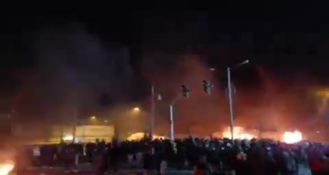 Protestocular Meşhed'de bir polis kulübesini yaktı.