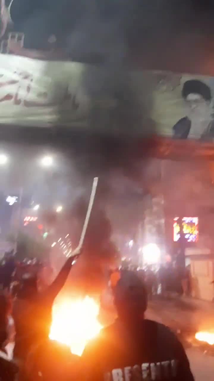 Neue Aufnahmen von den Protesten in Ahvaz zeigen die Verbrennung von Bildern von Khamenei und Khomeini in den vergangenen Tagen.