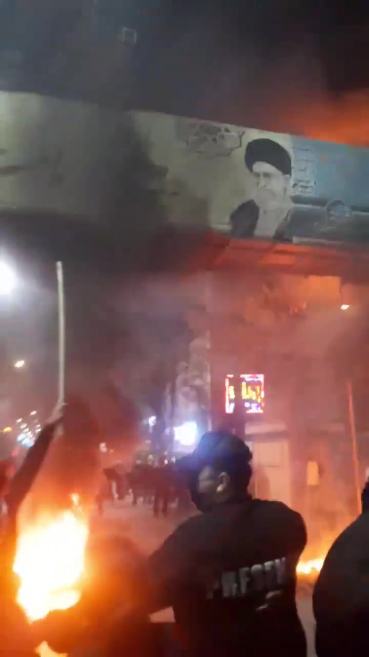 New footage from the Ahvaz protests showing the burning of images of the Khamenei and Khomeini during the past few days.