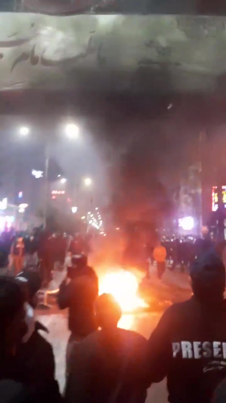 New footage from the Ahvaz protests showing the burning of images of the Khamenei and Khomeini during the past few days.