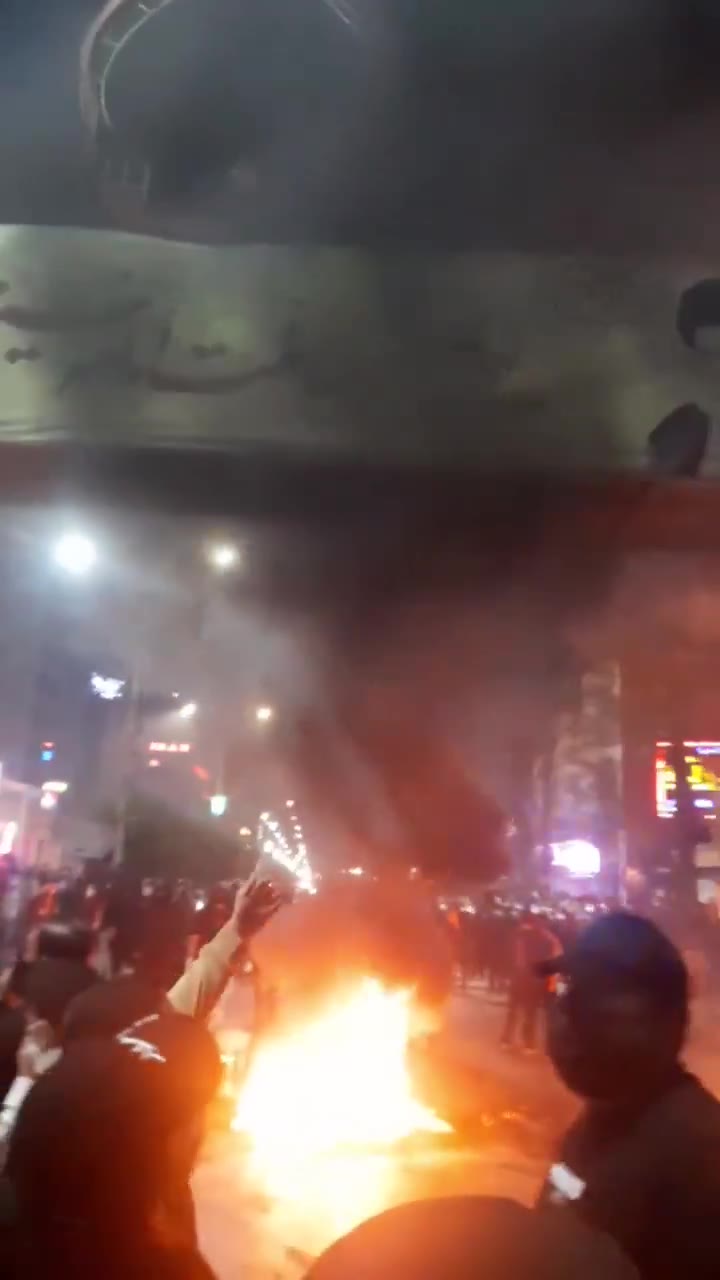 New footage from the Ahvaz protests showing the burning of images of the Khamenei and Khomeini during the past few days.