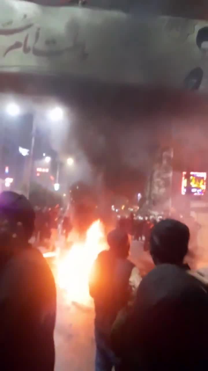 New footage from the Ahvaz protests showing the burning of images of the Khamenei and Khomeini during the past few days.