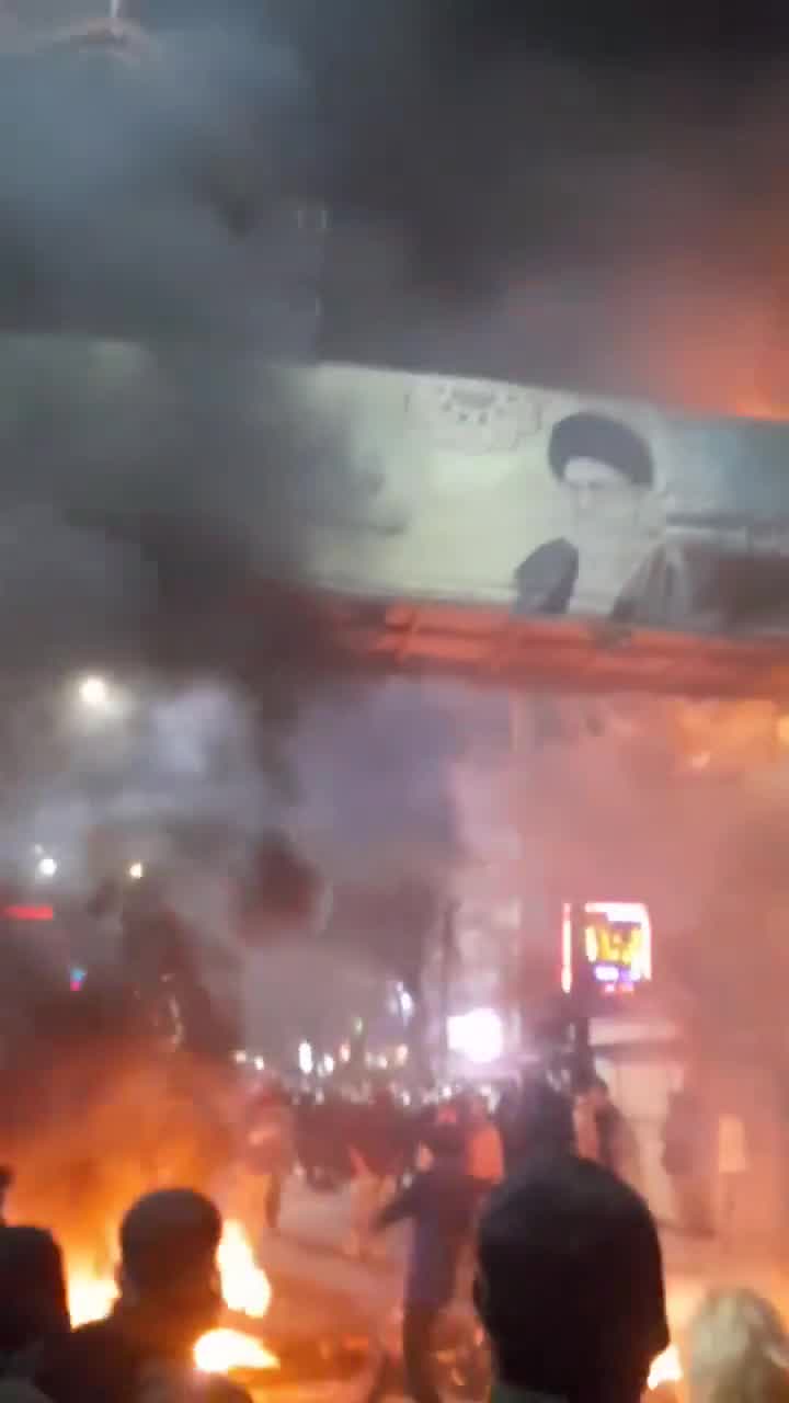 New footage from the Ahvaz protests showing the burning of images of the Khamenei and Khomeini during the past few days.