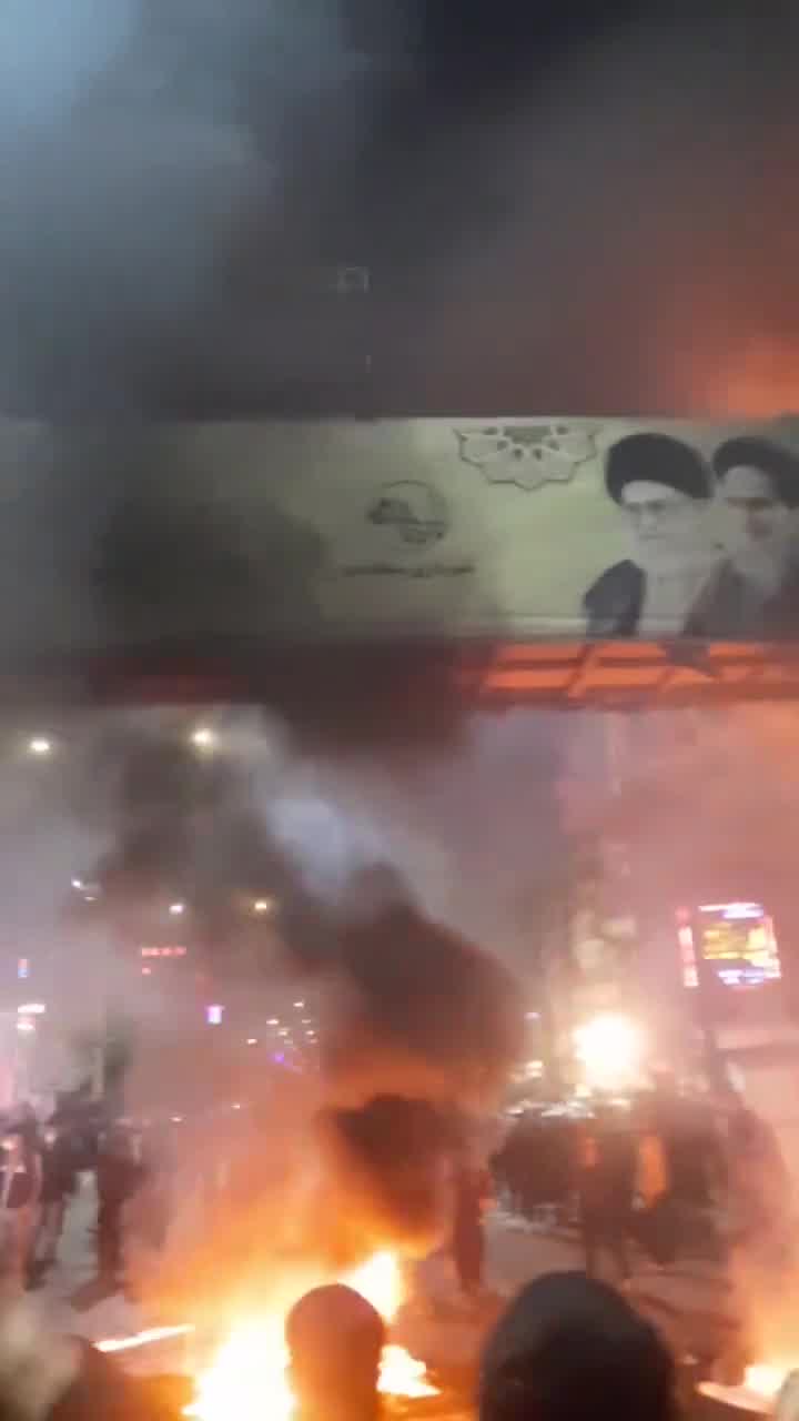 New footage from the Ahvaz protests showing the burning of images of the Khamenei and Khomeini during the past few days.
