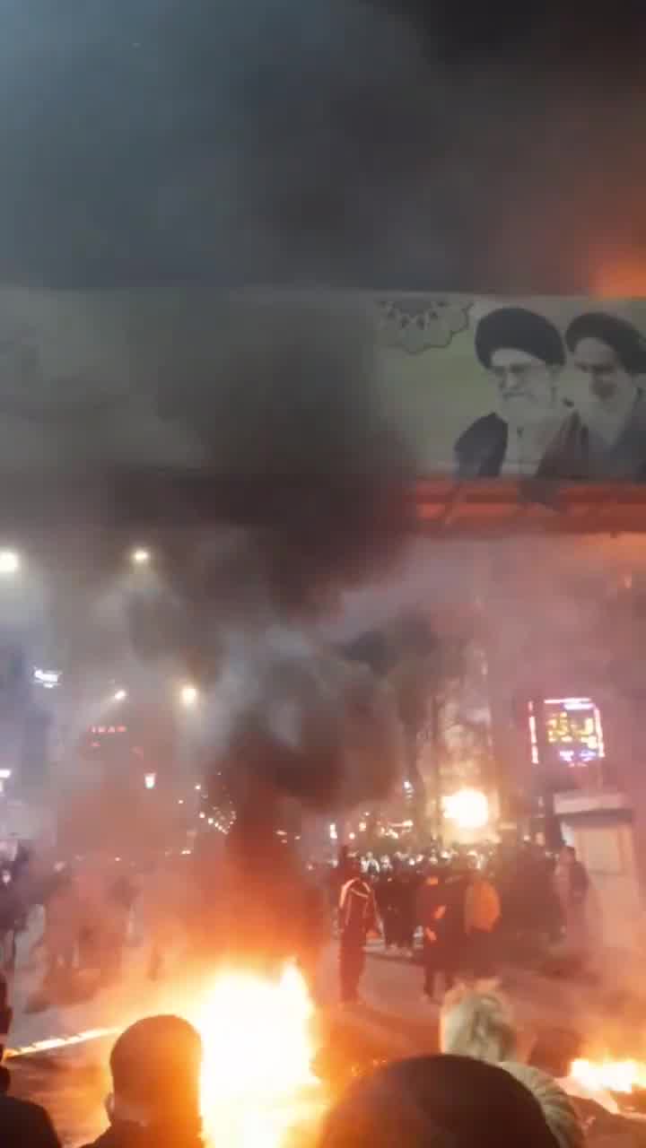 New footage from the Ahvaz protests showing the burning of images of the Khamenei and Khomeini during the past few days.