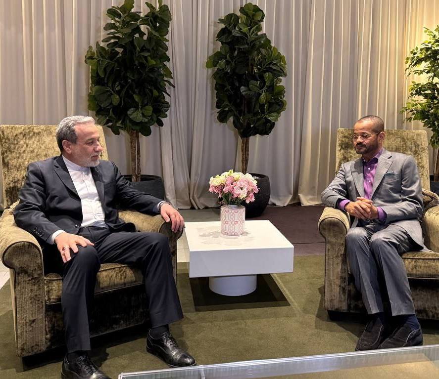 Iran's FM, @araghchi, who arrived in Geneva a few hours ago for the third round of nuclear talks, met and discussed with Omani FM @badralbusaidi, the mediator of the indirect Tehran-Washington talks