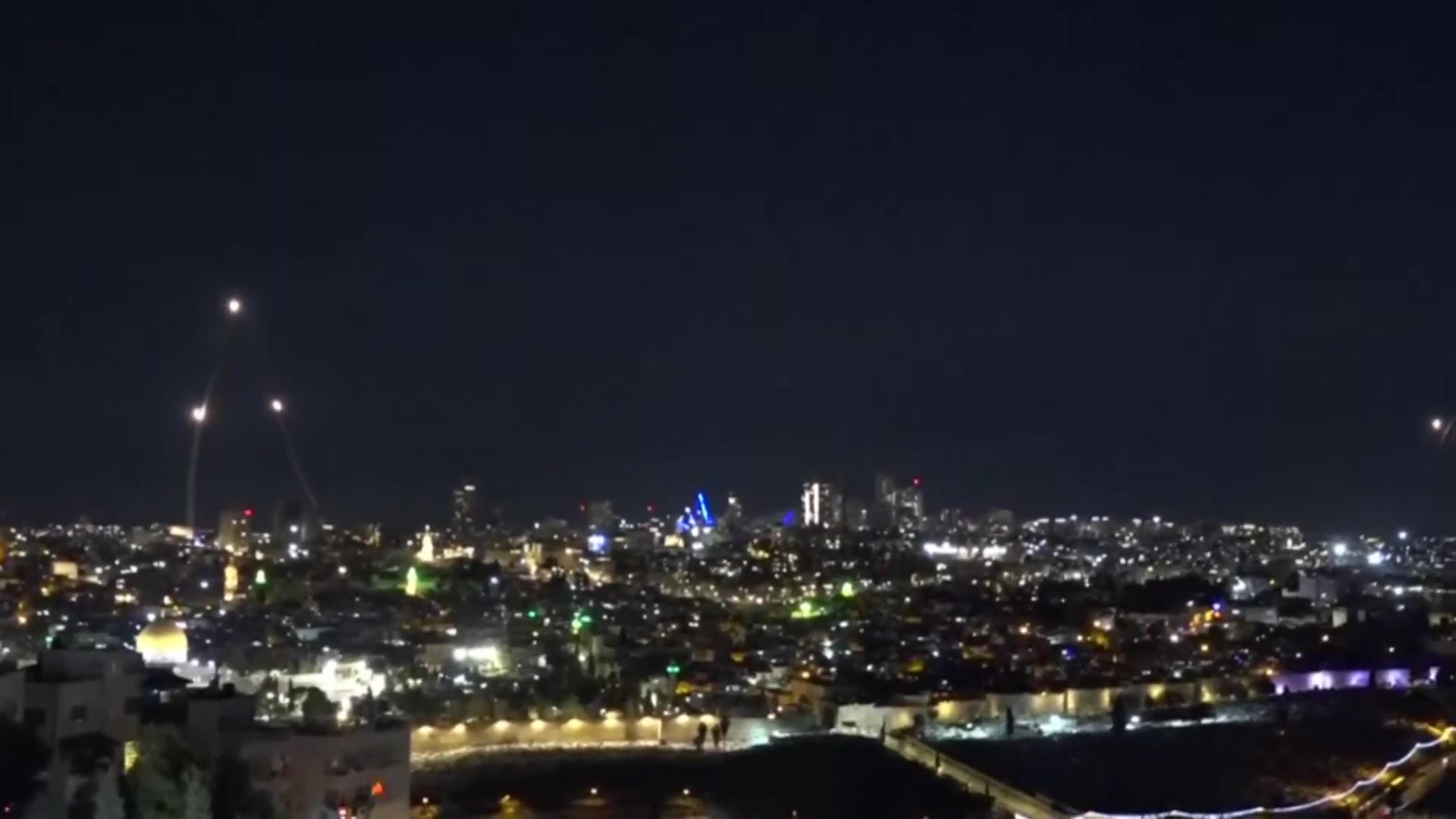 Air raid sirens sounded in Tel Aviv a short time ago and defensive missiles were launched in response to Iran’s latest assault. Smoke was seen rising in the city following a direct impact