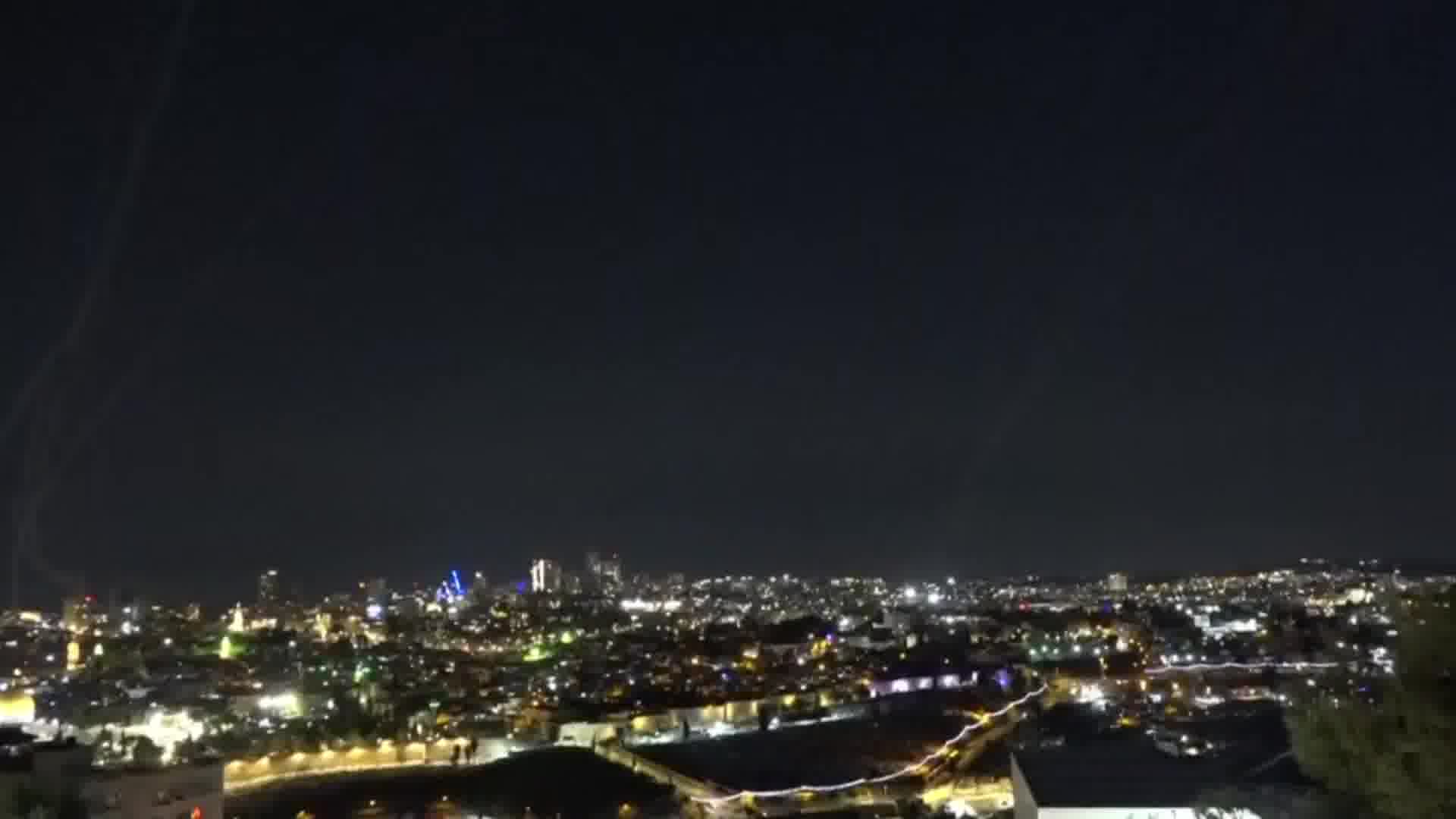 Air raid sirens sounded in Tel Aviv a short time ago and defensive missiles were launched in response to Iran’s latest assault. Smoke was seen rising in the city following a direct impact