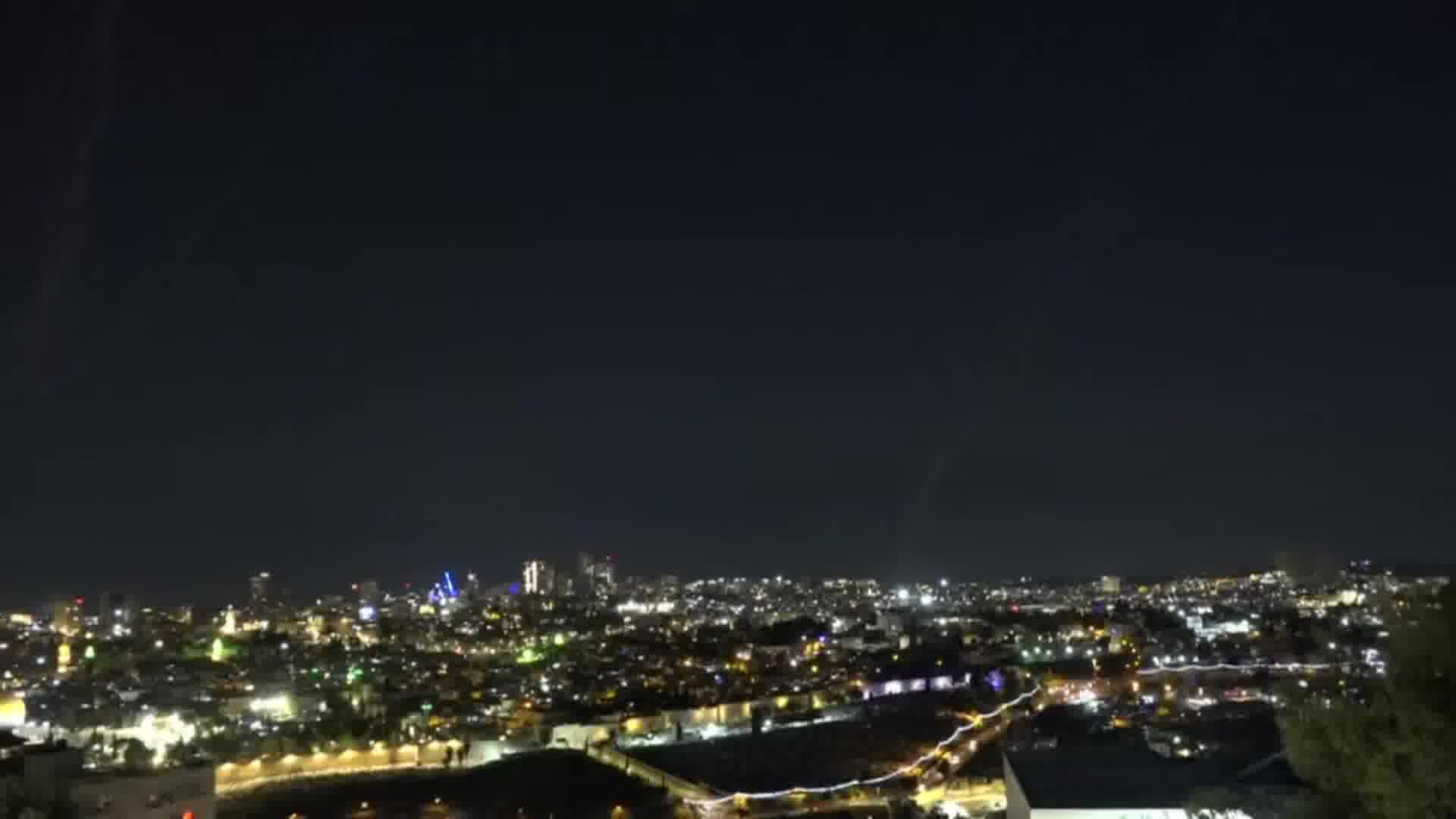 Air raid sirens sounded in Tel Aviv a short time ago and defensive missiles were launched in response to Iran’s latest assault. Smoke was seen rising in the city following a direct impact