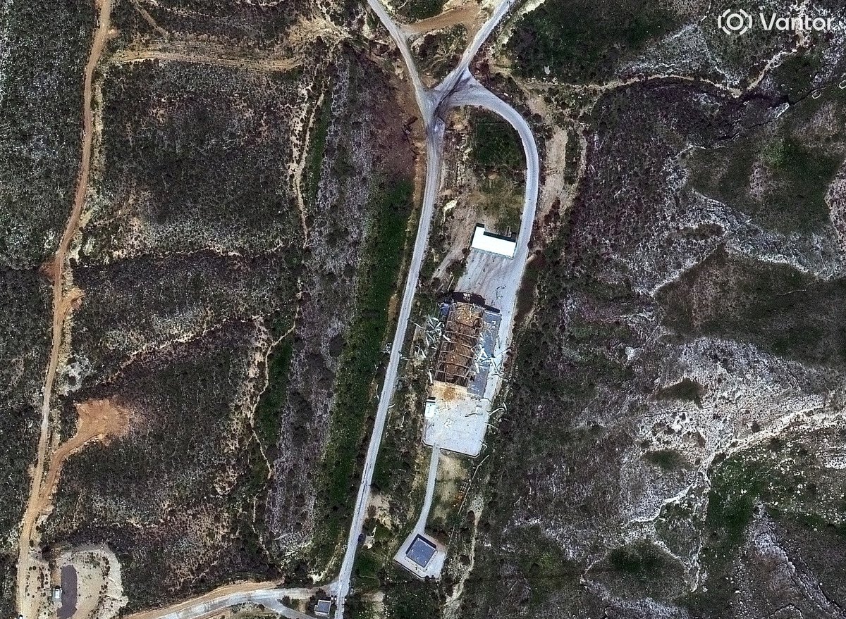 Before/after @vantortech satellite imagery of airstrike damage to a storage building at the Jam (جم) missile base in southern Iran's Bushehr Province