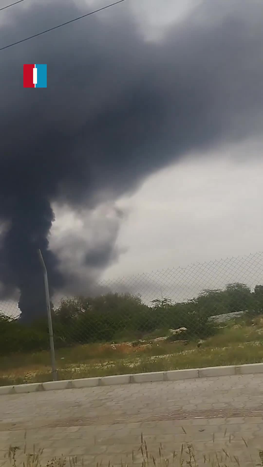 Forças americanas realizaram intensos ataques aéreos contra a Base Aérea de Bandar Abbas, no Irã, nesta manhã. Uma enorme coluna de fumaça pôde ser vista subindo ao céu após os ataques.