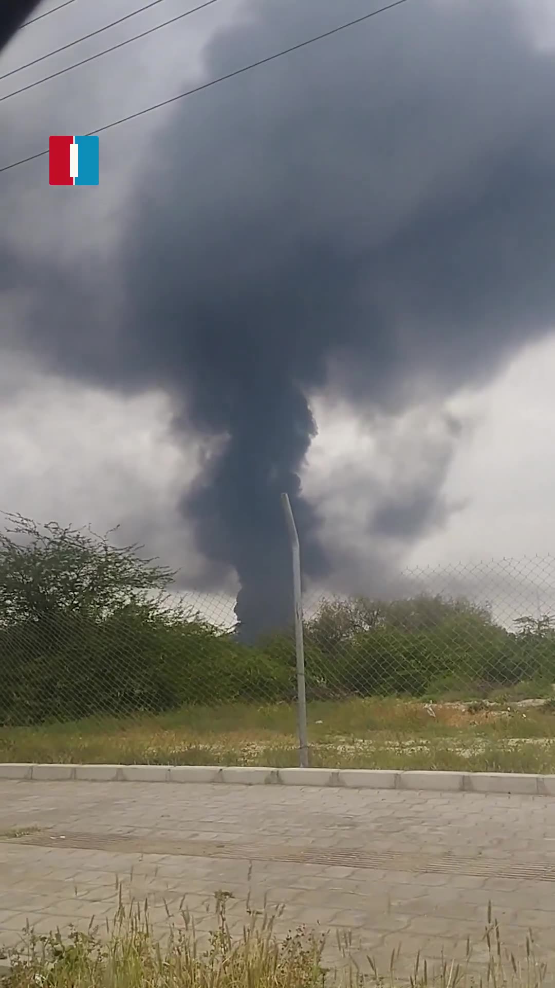 American forces carried out heavy airstrikes targeting Iran’s Bandar Abbas Air Base this morning. A massive column of smoke could be seen rising into the sky after the strikes