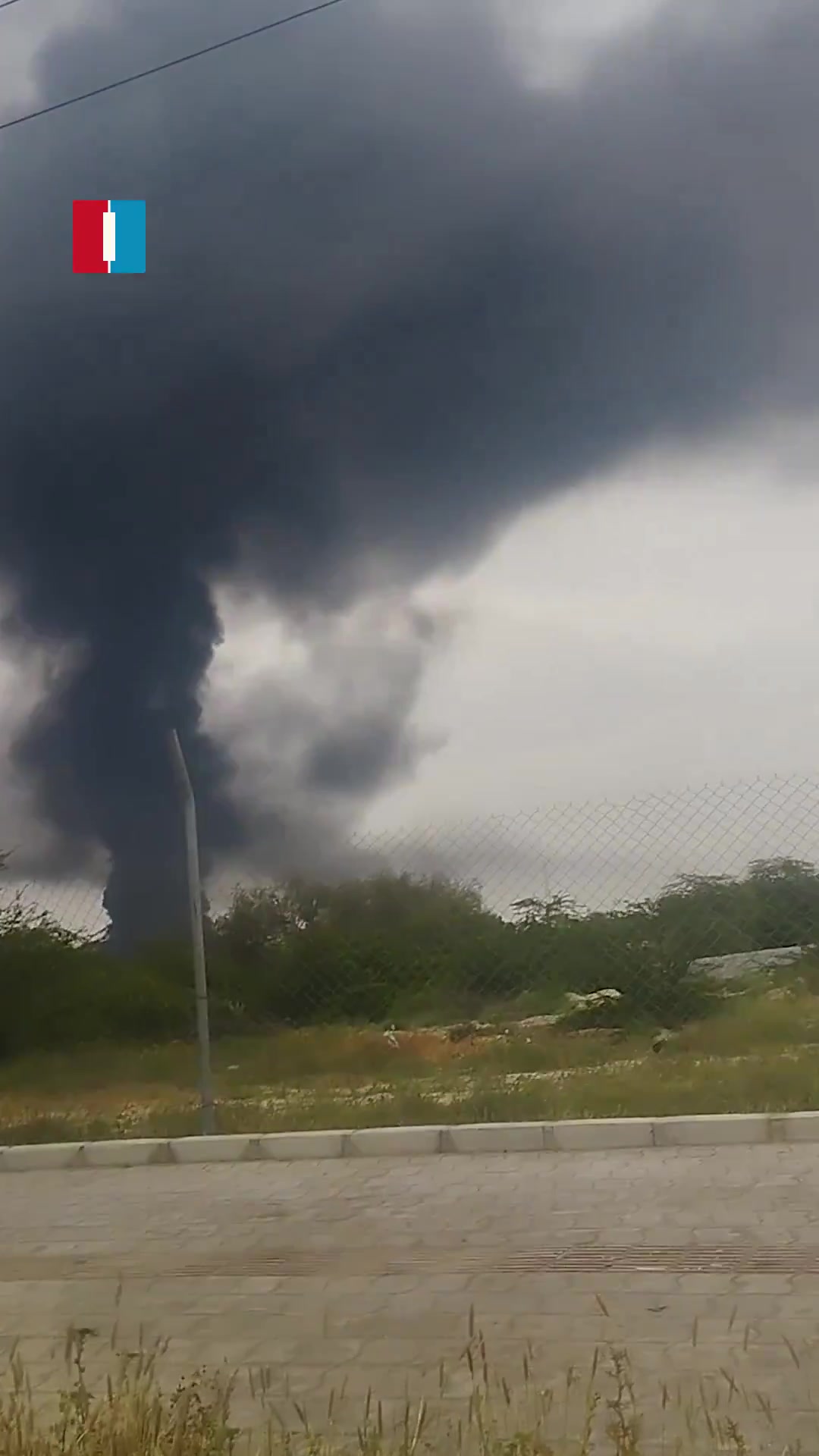 American forces carried out heavy airstrikes targeting Iran’s Bandar Abbas Air Base this morning. A massive column of smoke could be seen rising into the sky after the strikes