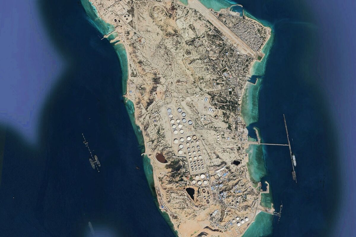 Iran's first official statement on the situation on Kharg Island after the devastating US attack: Fars News Agency: An hour ago, Kharg Island was targeted by airstrikes. More than 15 explosions were heard on the island. The  attempted to damage military fortifications and the Joshan naval base.