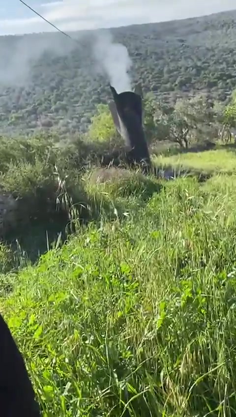 伊朗导弹袭击产生的碎片落在约旦河西岸巴勒斯坦城镇哈里斯附近的田野里。