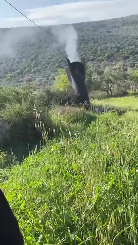 伊朗导弹袭击产生的碎片落在约旦河西岸巴勒斯坦城镇哈里斯附近的田野里。