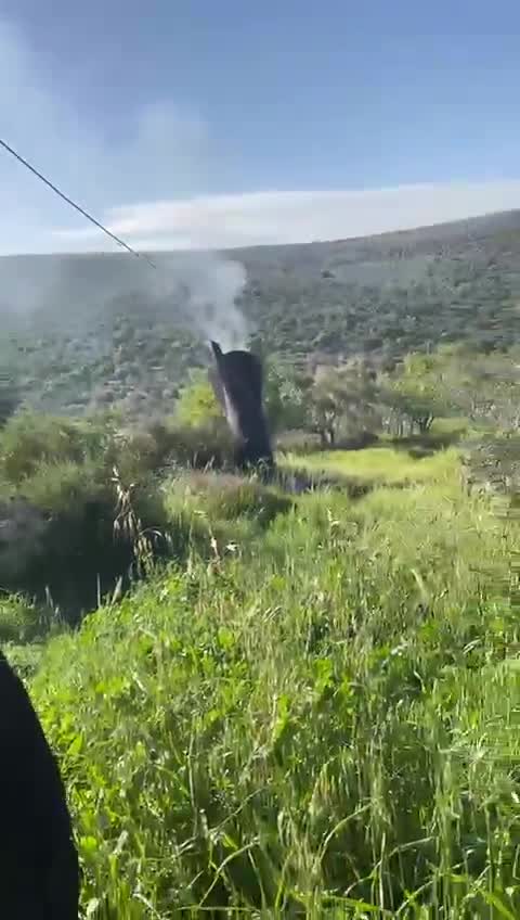 伊朗导弹袭击产生的碎片落在约旦河西岸巴勒斯坦城镇哈里斯附近的田野里。