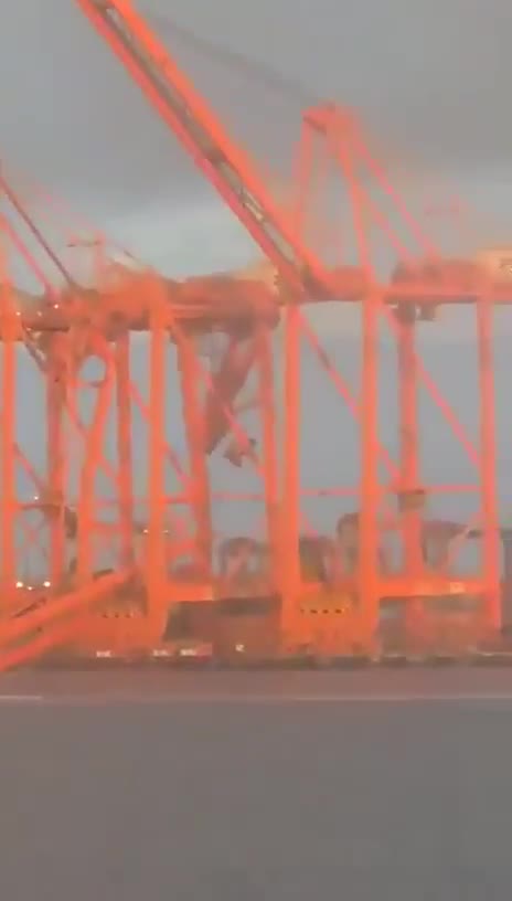 بندر صلاله عمان دوباره مورد حمله دو پهپاد قرار گرفت. یک کارگر خارجی زخمی و یک جرثقیل آسیب دید.