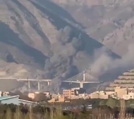 Footage of a US/Israeli airstrike on the B-1 road bridge in the Iranian city of Karaj today. A large portion of the road deck can be seen collapsing