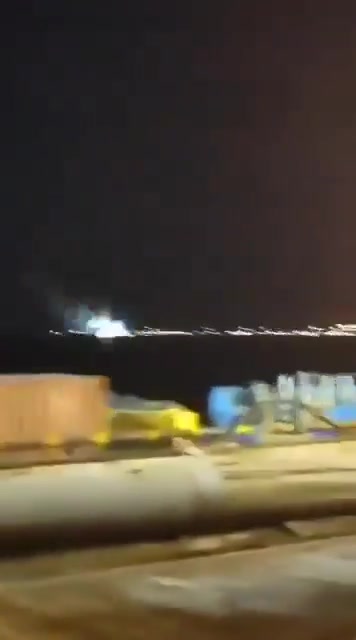 伊朗西部城市阿巴丹遭到空袭