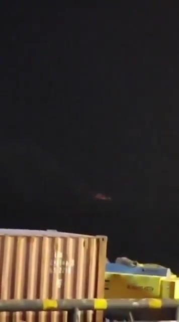 伊朗西部城市阿巴丹遭到空袭