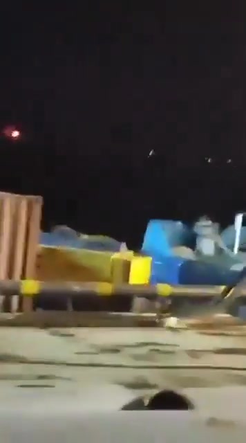 伊朗西部城市阿巴丹遭到空袭