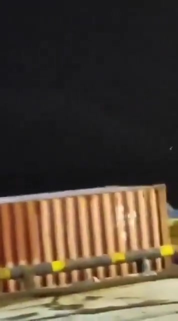 伊朗西部城市阿巴丹遭到空袭