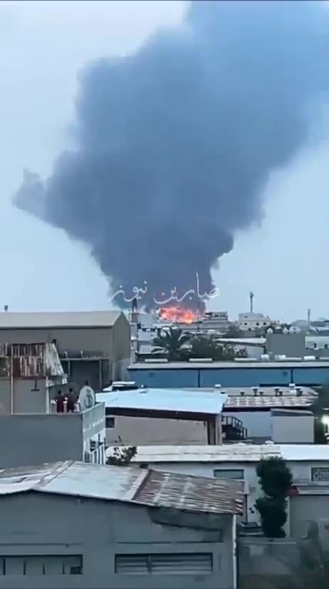 今天上午，伊朗军队袭击了巴林石油公司（BAPCO）的炼油厂，导致该炼油厂的储油罐区起火。