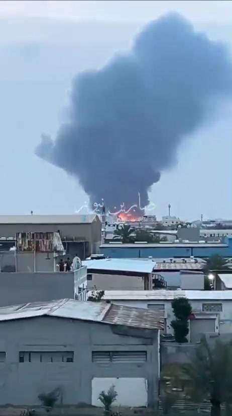 今天上午，伊朗军队袭击了巴林石油公司（BAPCO）的炼油厂，导致该炼油厂的储油罐区起火。