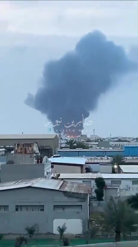 今天上午，伊朗军队袭击了巴林石油公司（BAPCO）的炼油厂，导致该炼油厂的储油罐区起火。