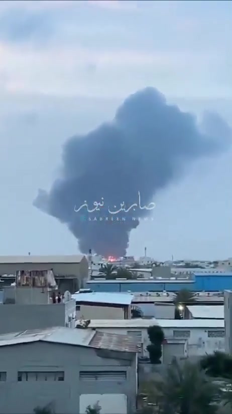 今天上午，伊朗军队袭击了巴林石油公司（BAPCO）的炼油厂，导致该炼油厂的储油罐区起火。