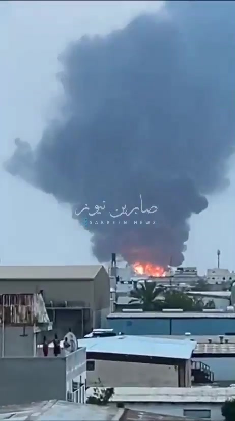 今天上午，伊朗军队袭击了巴林石油公司（BAPCO）的炼油厂，导致该炼油厂的储油罐区起火。