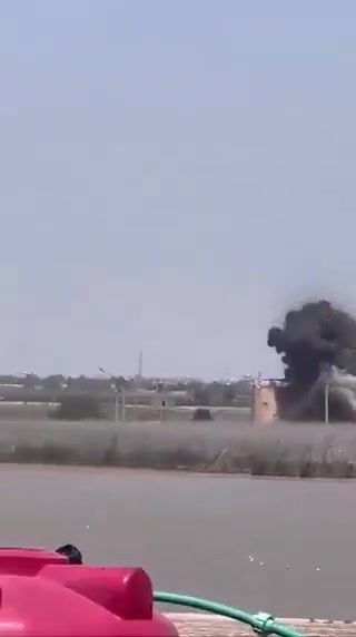 Recorded from the Iraqi side in Basra - U.S. and Israel targeting an Iranian border post near the Iraqi-Iranian border