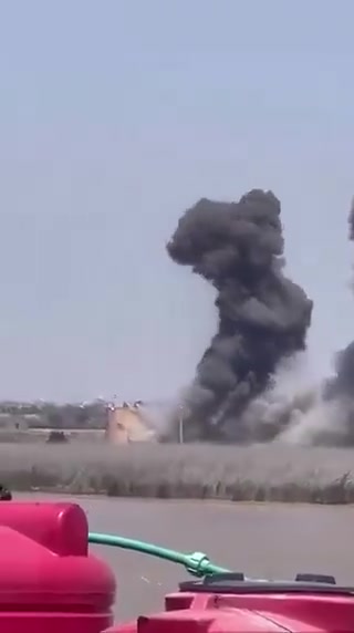 Recorded from the Iraqi side in Basra - U.S. and Israel targeting an Iranian border post near the Iraqi-Iranian border