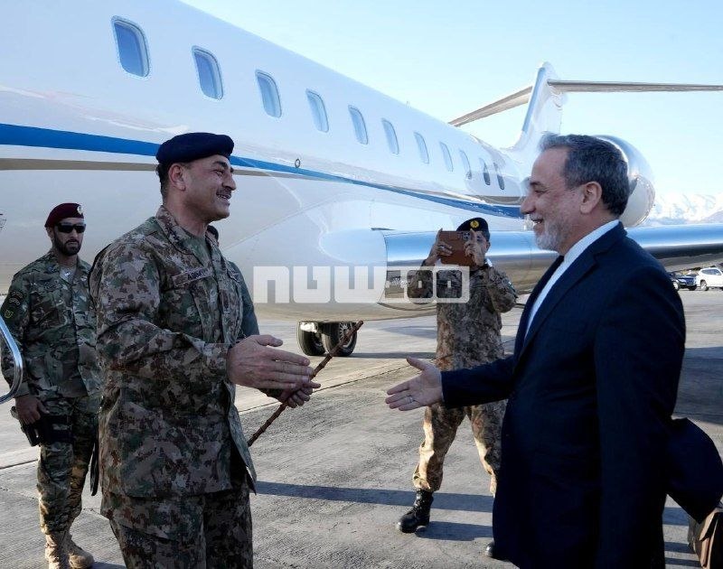 Reunión de seguridad en Teherán: El ministro de Asuntos Exteriores iraní se reúne con el jefe del ejército pakistaní. El ministro de Asuntos Exteriores iraní, Abbas Araqchi, recibió hoy en Teherán a la delegación oficial pakistaní, encabezada por el jefe del ejército pakistaní, Asem Munir.